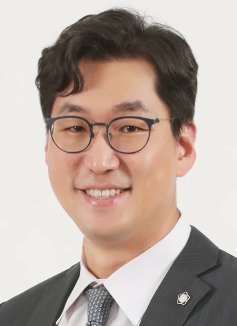 Simon Lee, lawyer